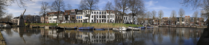 909612 Panorama van de Weerdsingel W.Z. te Utrecht, met geheel links de Monicabrug en de replica van de stadskraan en ...